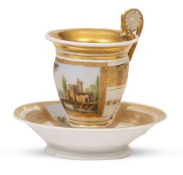 669.  Taza con su plato de porcelana esmaltada y dorada, con paisaje con puente.París, S. XIX.
