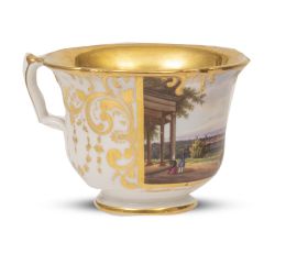 663.  Taza de porcelana esmaltada y dorada con paisaje con dos personajes. Con marca en azul en la base.París, S. XIX.
