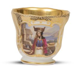 665.  Taza de porcelana esmaltada y dorada con personaje femenino. Con marca en azul en la base.S. XIX.