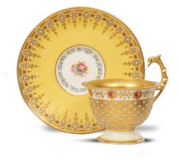 671.  Taza con su plato de porcelana esmaltada y dorada con aplicaciones "enjoyadas".París, S. XIX.