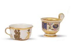 668.  Lote de dos tazas de porcelana esmaltada y dorada, una con siluetas y otra con flores y triunfos.S. XIX.