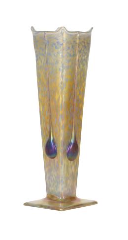 768.  Múller.Jarrón de vidrio doblado modernista, con decoración iridiscente simulando plumas de pavo real. Firma incisa en la base.Francia, principios del S. XX.