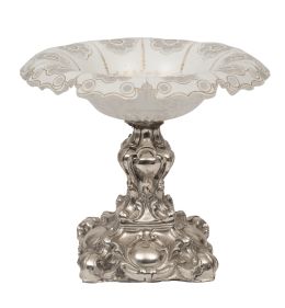 718.  Centro de cristal de Bohemia en blanco con decoración en dorado, sobre pie de plata.S. XIX.