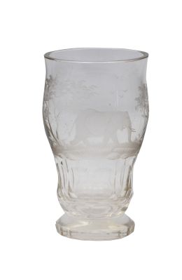 720.  Vaso de cristal con decoración grabada con elefante entre árboles.Finales del S. XIX.