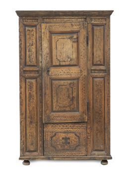 1313.  Armario de madera tallada con decoración pintada y nombre del propietario: "Hans Schwingrbover" y fechado en 1755.Trabajo austríaco, S. XVIII.
