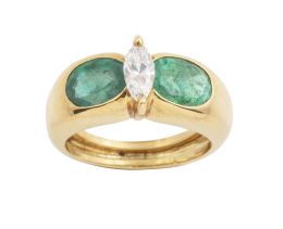 251.  Sortija con brillante talla navette central, flanqueado por dos esmeraldas de talla oval en engaste invisible