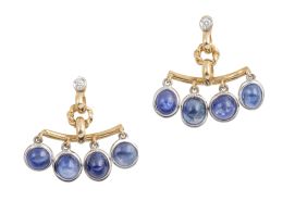 245.  Pendientes largos con cuatro cabuchones de zafiros, colgantes de barrita que pende de nudo y brillante superior