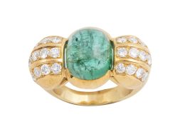 257.   Sortija con cabuchón de esmeralda central flanqueado con tres bandas de brillantes