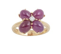 272.  Sortija flor con centro de brillante  y cuatro pétalos de cabuchón de rubíes