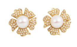 265.  Pendientes flor con centro de perla akoya y pétalos de pavé de brillantes