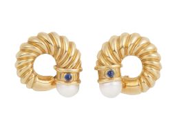 198.  Pendientes de aro gallonado en espiral rematado en perla cy decorado con cabuchones de zafiros