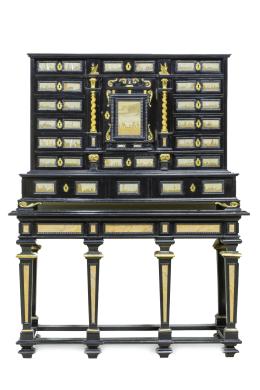 1155.  Escritorio de madera lacada, montado en "pietra paesina"* italiana y bronce dorado.Augsburgo, Alemania, S. XVII.Sobre base de madera lacada y mármol, Italia, S. XIX.