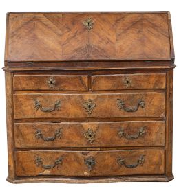 562.  Bureau de madera de nogal con marquetería de limoncillo.Trabajo mallorquín, S. XVIII.