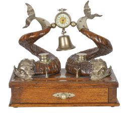 693.  Trofeo con forma de tintero eduardino con campana, reloj y dos cuernos rematados en cabeza de delfines.Trabajo inglés, h. 1900.