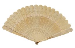 680.  Abanico "brisé" de niña de hueso calado.h. 1920.