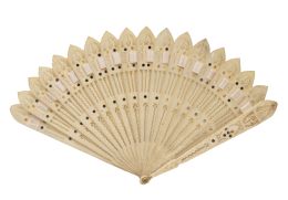 682.  Abanico "brisé" de niña hueso calado con incrustaciones metálicas.S. XIX.