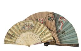 678.  Lote de dos abanicos: uno con varillaje de hueso y padrones de nácar con país pintado, S. XIX; y otro con padrones de madera dorada grabado "Cristina Regidor" y país de tela pintado, principios del S. XX.