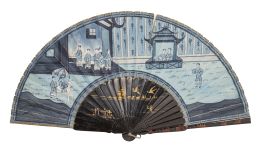 1197.  Abanico con varillas de madera lacada y país pintado con personajes.China, finales del S. XIX.