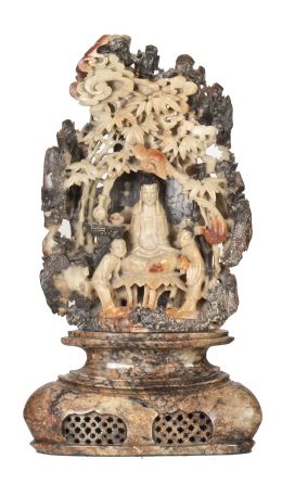 1212.  Piedra jabón tallada con tres personajes, aves y vegetación.China, S. XIX.