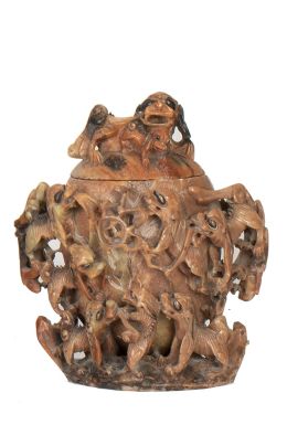 1215.  Bote con tapa en piedra jabón tallada con animales.China, S. XIX.