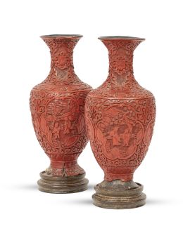 1208.  Pareja de jarrones con laca roja decorados con personajes en cartelas y flores.China, S. XIX.