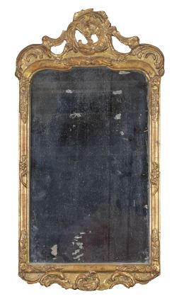 1163.  Espejo de madera tallada y dorada.Francia, principios del S. XVIII.