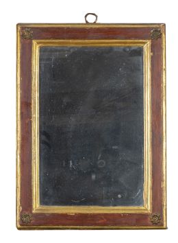 723.  Espejo rectangular de madera tallada, policromada de rojo y dorada, con aplicaciones de metal doradas en las esquinas.Trabajo francés, principios del S. XIX.