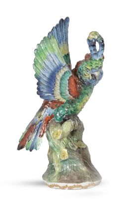 606.  Loro con las alas abiertas de porcelana esmaltada y dorada.S. XX.
