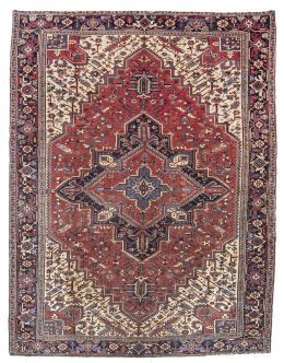 575.  Alfombra fabricada en India, medallón central con decoración geométrica.Heriz.