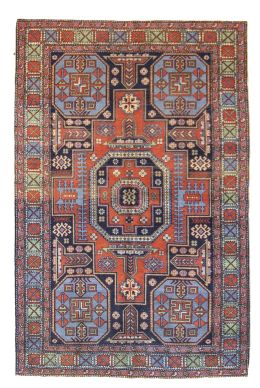 570.  Alfombra antigua con decoración geométrica y medallón central.Caúcaso