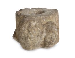 1065.  Remate de capitel en piedra tallada, con una cabeza de querubín.Trabajo medieval.