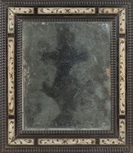 702.  Espejo de tocador con marco de madera ebonizada con incrustaciones de hueso.Trabajo italiano, S. XVII.