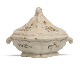 1046.  Sopera de cerámica esmaltada de la serie de las flores naturalistasAlcora, segunda época (1749-1798).