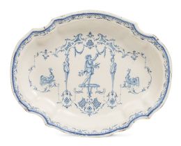 1048.  Fuente de cerámica esmaltada en azul y blanco de la serie de la puntilla Berain.Alcora, primera época, (1727-1749).