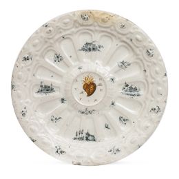 552.  Plato de cerámica esmaltada con el Sagrado Corazón y vistas arquitectónicas en azul cobalto.Italia, S. XVII.