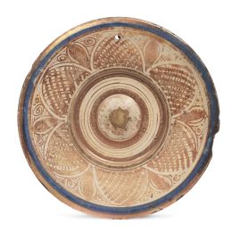 570.  Plato de cerámica esmaltada de reflejo metálico con decoración en azul.S. XVI.