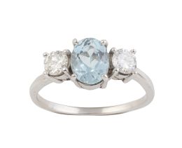 111.  Sortija con aguamarina oval central, flanqueada por brillantes