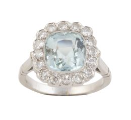 109.  Sortija años 30 con aguamarina central rodeada por orla lobulada de brillantes