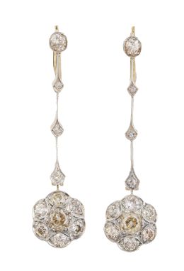 105.  Pendientes largos de brillantes de talla antigua c. 1920, con rosetón de brillantes que pende de chatón y tres barritas articuladas con diseño de lágrima