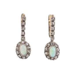 77.  Pendientes largos S. XIX portugueses, con rosetón colgante de ópalo oval orlado de diamantes que pende de barrita de diamantes