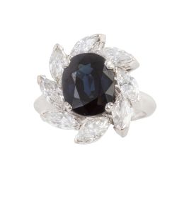 165.  Sortija flor con zafiro oval central y marco de diamantes talla marquisse engastados en oblícuo