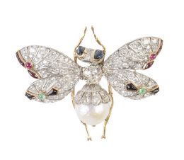 312.  Broche abejorro estilo Art-Decó, con cuerpo de gran brillante de talla antigua, y gran perla, y alas de brillantes, esmeraldas, zafiros, ónix y rubíes
