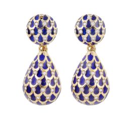 228.  Pendientes largos de brillantes y esmalte azul en retícula de lágrimas, compuestos por botón superior y con gota colgante