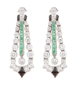 124.  Pendientes largos estilo Art-Decó de brillantes, esmeraldas y ónix, con diseño acampanado