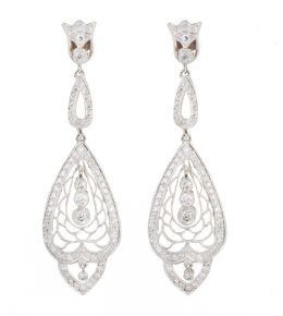 306.  Pendientes largos estilo Art-Decó de brillantes con diseño de lágrima con decoración calada
