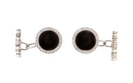 128.  Gemelos circulares Art-Decó de ónix orlado por marco de diamantes