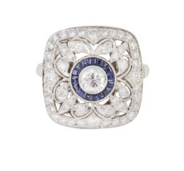 310.  Sortija estilo Art-Decó calada de brillantes, con centro de ojo de perdiz con brillante central orlado de zafiros