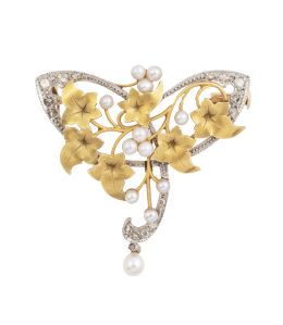56.  Broche Art-Nouveau con hojas de parra y perlitas finas a modo de uvas, entre cintas de diamantes y remate de perla colgante