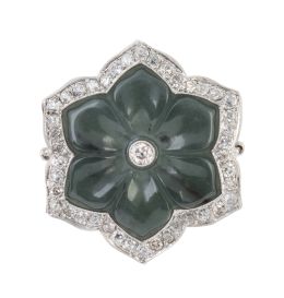 173.  Sortija flor con jade verde tallado perfilado con brillantes de talla antigua, y centro de chatón de brillante