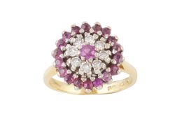 213.  Sortija rosetón con rubí central orlado de brillantes y orla exterior de rubíes